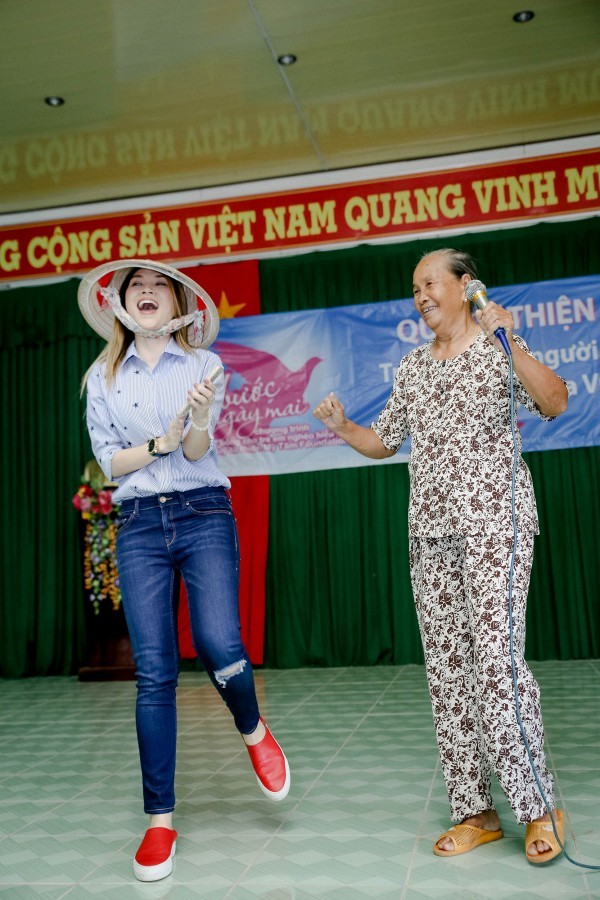 Sot anh My Tam ngoi bet xuong ve duong giao luu cung cac cu ba-Hinh-12